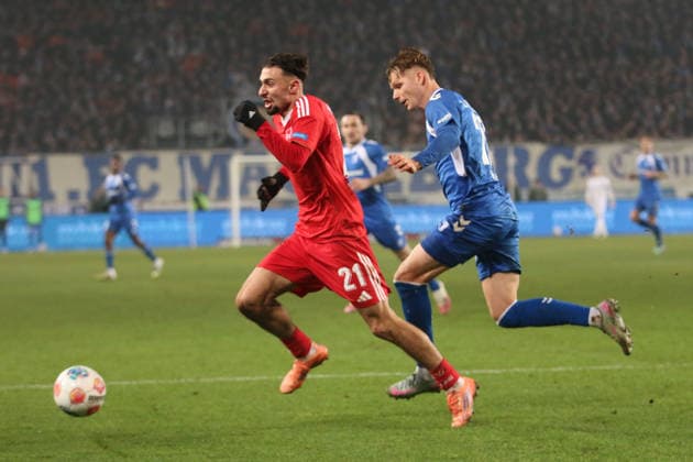 29.11.2025 Fußball Herren 2025 2026 2. Bundesliga 14. Spieltag 1. FC Magdeburg - 1. FC Nürnberg Avnet Arena Magdeburg Berkay Yilmaz (FCN, rot) wird von Philipp Hercher (FCM, blau) verfolgt. Magdeburg Sachsen-Anhalt Deutschland