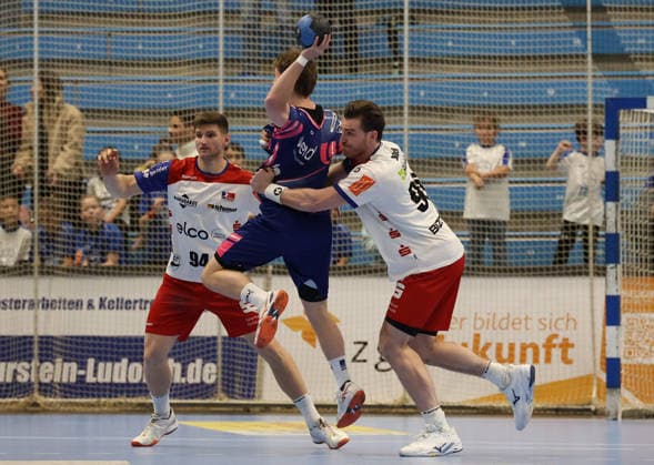 v.l. Georg Poehle (HBW Balingen-Weilstetten 94), Finn Schroven (TSV Bayer Dormagen 19), Stefan Bauer (HBW Balingen-Weilstetten 99) TSV Bayer Dormagen vs. HBW Balingen Weilstetten, 13. Spieltag, Handball, 2. HBL, Spielzeit 2025 2026, 29.11.2025 TSV Bayer Dormagen vs. HBW Balingen Weilstetten, 13. Spieltag, Handball, 2. HBL, Spielzeit 2025 2026, 29.11.2025 Dormagen Copyright: xEibner-Pressefoto ThomasxStoeckex EP_TSR