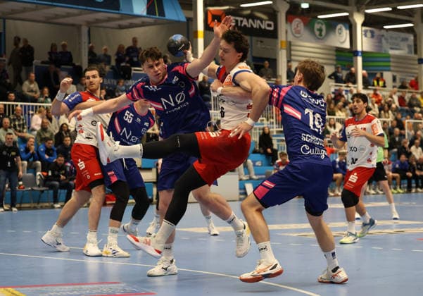 v.l. Jan Schmidt (TSV Bayer Dormagen 42), Mex Raguse (HBW Balingen-Weilstetten 06), Finn Schroven (TSV Bayer Dormagen 19) , im Hintergrund weitere Spieler TSV Bayer Dormagen vs. HBW Balingen Weilstetten, 13. Spieltag, Handball, 2. HBL, Spielzeit 2025 2026, 29.11.2025 TSV Bayer Dormagen vs. HBW Balingen Weilstetten, 13. Spieltag, Handball, 2. HBL, Spielzeit 2025 2026, 29.11.2025 Dormagen Copyright: xEibner-Pressefoto ThomasxStoeckex EP_TSR