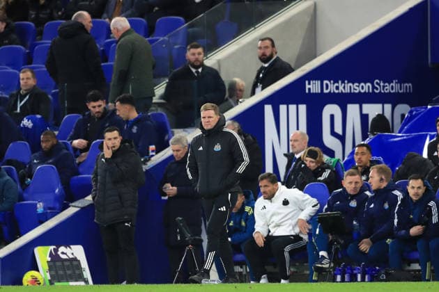 29th November 2025; Hill Dickinson Stadium, Liverpool, England; Premier League Football, Everton versus Newcastle United; Newcastle United manager Eddie Howe follows the action from the touchline  DavidxBlunsden