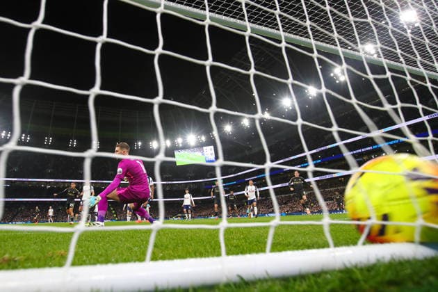 Tottenham Hotspur v Fulham Premier League 29 11 2025. GOAL Fulham Defender Kenny Tete (2) makes it 0-1 during the Premier League match between Tottenham Hotspur and Fulham at Tottenham Hotspur Stadium, London, United Kingdom on 29 November 2025. Editorial use only DataCo restrictions apply See www.football-dataco.com , Copyright: xChrisxFoxwellx PSI-23308-0065