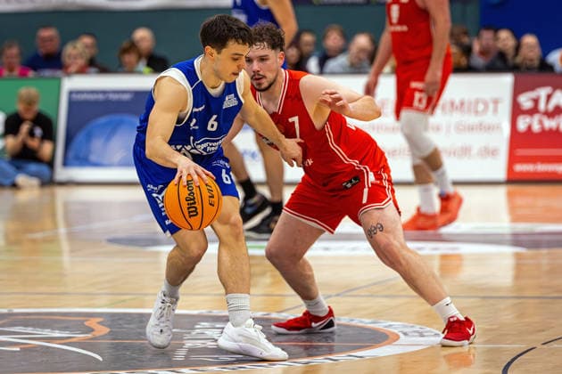 29.11.2025, xovx, Basketball 1. Regionalliga Südwest, Lich Basketball - ROTH Energie Gießen Pointers v.l. Nejc Tevzic (Gießen Pointers), Fritz Rostek (Lich Basketball) Lich Dietrich-Bonhoeffer-Halle Hessen Deutschland (DE)