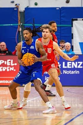 29.11.2025, xovx, Basketball 1. Regionalliga Südwest, Lich Basketball - ROTH Energie Gießen Pointers v.l. Ezekiel David Crawford (Gießen Pointers), Gregor Gümbel (Lich Basketball), David Amaize (Lich Basketball) Lich Dietrich-Bonhoeffer-Halle Hessen Deutschland (DE)