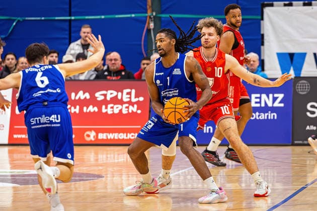 29.11.2025, xovx, Basketball 1. Regionalliga Südwest, Lich Basketball - ROTH Energie Gießen Pointers v.l. Nejc Tevzic (Gießen Pointers), Ezekiel David Crawford (Gießen Pointers), Gregor Gümbel (Lich Basketball), David Amaize (Lich Basketball) Lich Dietrich-Bonhoeffer-Halle Hessen Deutschland (DE)