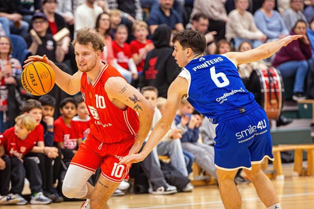 29.11.2025, xovx, Basketball 1. Regionalliga Südwest, Lich Basketball - ROTH Energie Gießen Pointers v.l. Gregor Gümbel (Lich Basketball), Nejc Tevzic (Gießen Pointers) Lich Dietrich-Bonhoeffer-Halle Hessen Deutschland (DE)