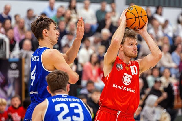 29.11.2025, xovx, Basketball 1. Regionalliga Südwest, Lich Basketball - ROTH Energie Gießen Pointers v.l. Lars Müsse (Gießen Pointers), Oscar Wolter (Gießen Pointers), Gregor Gümbel (Lich Basketball) Lich Dietrich-Bonhoeffer-Halle Hessen Deutschland (DE)
