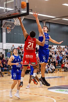 29.11.2025, xovx, Basketball 1. Regionalliga Südwest, Lich Basketball - ROTH Energie Gießen Pointers v.l. Nejc Tevzic (Gießen Pointers), David Amaize (Lich Basketball), Lars Müsse (Gießen Pointers) Lich Dietrich-Bonhoeffer-Halle Hessen Deutschland (DE)