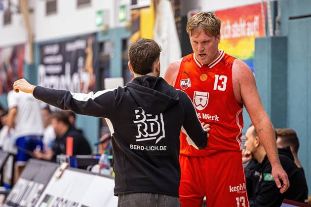 29.11.2025, xovx, Basketball 1. Regionalliga Südwest, Lich Basketball - ROTH Energie Gießen Pointers v.l. Trainer Lucas Nasev (Lich Basketball). Johannes Lischka (Lich Basketball) Lich Dietrich-Bonhoeffer-Halle Hessen Deutschland (DE)