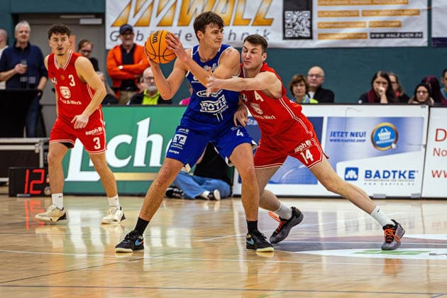 29.11.2025, xovx, Basketball 1. Regionalliga Südwest, Lich Basketball - ROTH Energie Gießen Pointers v.l. Hanno Kotulla (Lich Basketball), Lars Müsse (Gießen Pointers), Finn Jakob (Lich Basketball) Lich Dietrich-Bonhoeffer-Halle Hessen Deutschland (DE)