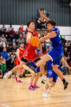 29.11.2025, xovx, Basketball 1. Regionalliga Südwest, Lich Basketball - ROTH Energie Gießen Pointers v.l. Fritz Rostek (Lich Basketball), Hanno Kotulla (Lich Basketball), Isisah Cade (Gießen Pointers), Nejc Tevzic (Gießen Pointers), Lars Müsse (Gießen Pointers) Lich Dietrich-Bonhoeffer-Halle Hessen Deutschland (DE)