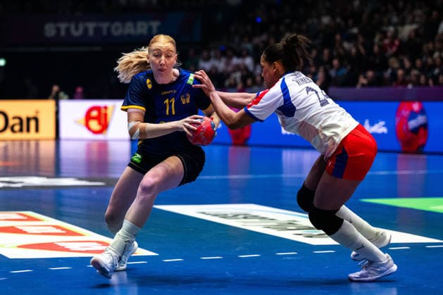 251129 Tyra AxnÃ r of Sweden and Schakira Robert Reinoso of Cuba during the 2025 IHF Women™s World Championship, WM, Weltmeisterschaft handball match between Cuba and Sweden on November 29, 2025 in Stuttgart. Photo: Emma Wallskog BILDBYRAN COP 320 EW0595 handball handboll handball bbeng vm handball-vm handbolls-vm ihf handball world championship world handball championship 2025 world championship 2025 cuba sverige sweden dam Copyright: EMMAxWALLSKOG BB251129EW100
