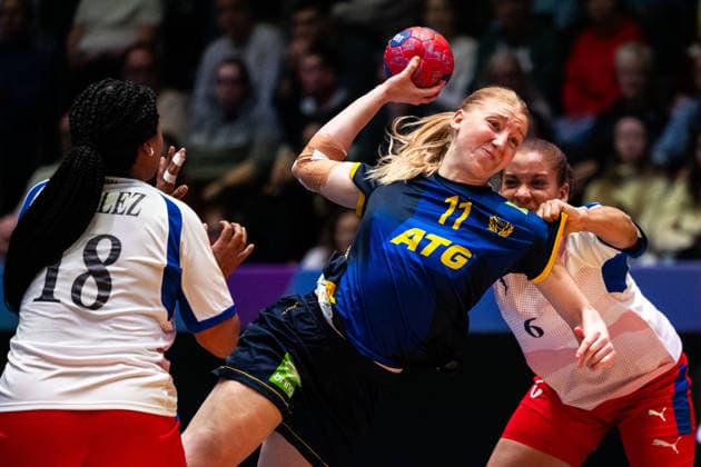 251129 Tyra AxnÃ r of Sweden and Dianny Regla Gonzalez Romero of Cuba during the 2025 IHF Women™s World Championship, WM, Weltmeisterschaft handball match between Cuba and Sweden on November 29, 2025 in Stuttgart. Photo: Emma Wallskog BILDBYRAN COP 320 EW0595 handball handboll handball bbeng vm handball-vm handbolls-vm ihf handball world championship world handball championship 2025 world championship 2025 cuba sverige sweden dam Copyright: EMMAxWALLSKOG BB251129EW102