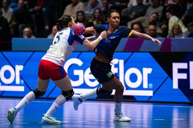 251129 Odalys Escalona Iglesias of Cuba and Jamina Roberts of Sweden during the 2025 IHF Women™s World Championship, WM, Weltmeisterschaft handball match between Cuba and Sweden on November 29, 2025 in Stuttgart. Photo: Emma Wallskog BILDBYRAN COP 320 EW0595 handball handboll handball bbeng vm handball-vm handbolls-vm ihf handball world championship world handball championship 2025 world championship 2025 cuba sverige sweden dam Copyright: EMMAxWALLSKOG BB251129EW107
