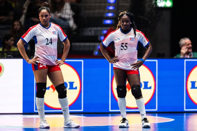 251129 Schakira Robert Reinoso and Yarumy Cespedes Chirino of Cuba look dejected during the 2025 IHF Women™s World Championship, WM, Weltmeisterschaft handball match between Cuba and Sweden on November 29, 2025 in Stuttgart. Photo: Emma Wallskog BILDBYRAN COP 320 EW0595 handball handboll handball bbeng vm handball-vm handbolls-vm ihf handball world championship world handball championship 2025 world championship 2025 cuba sverige sweden dam depp Copyright: EMMAxWALLSKOG BB251129EW120