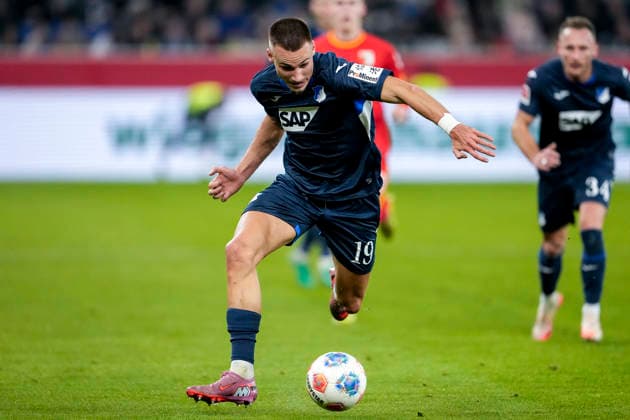 Tim Lemperle (Hoffenheim, 19), am Ball, Freisteller, Ganzkörper, Einzelbild, Einzelfoto, Aktion, Action, 29.11.2025, Sinsheim (Deutschland), Fussball, Bundesliga, TSG 1899 Hoffenheim - FC Augsburg, DFB DFL REGULATIONS PROHIBIT ANY USE OF PHOTOGRAPHS AS IMAGE SEQUENCES AND OR QUASI-VIDEO.