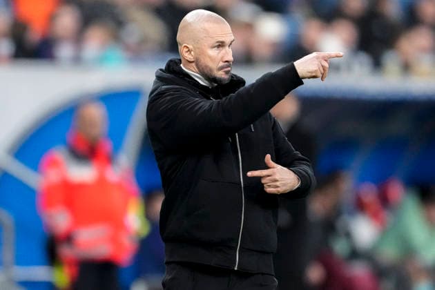 Christian Ilzer (Trainer, Cheftrainer, Hoffenheim), gibt Anweisungen, gestikuliert, mit den Armen gestikulieren, Einzelbild, Einzelfoto, Aktion, Action, 29.11.2025, Sinsheim (Deutschland), Fussball, Bundesliga, TSG 1899 Hoffenheim - FC Augsburg, DFB DFL REGULATIONS PROHIBIT ANY USE OF PHOTOGRAPHS AS IMAGE SEQUENCES AND OR QUASI-VIDEO.
