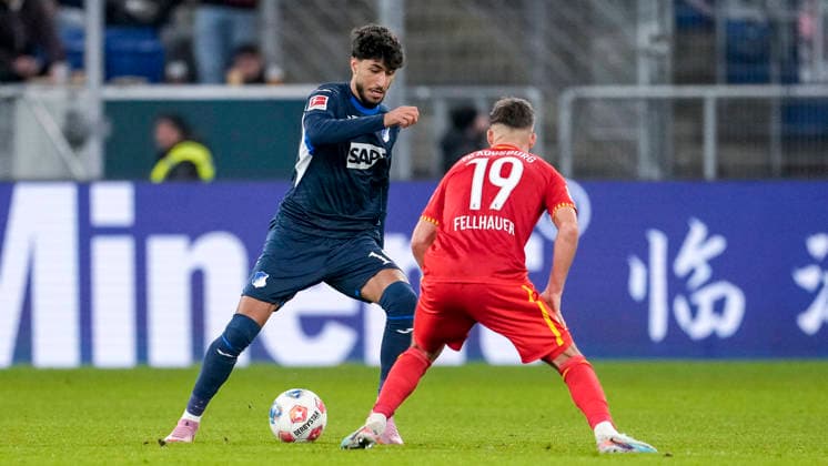 v.li.: Muhammed Damar (Hoffenheim, 10), Robin Fellhauer (FCA, 19), Zweikampf, Spielszene, Duell, duel, tackle, tackling, Dynamik, Action, Aktion, 29.11.2025, Sinsheim (Deutschland), Fussball, Bundesliga, TSG 1899 Hoffenheim - FC Augsburg, DFB DFL REGULATIONS PROHIBIT ANY USE OF PHOTOGRAPHS AS IMAGE SEQUENCES AND OR QUASI-VIDEO.