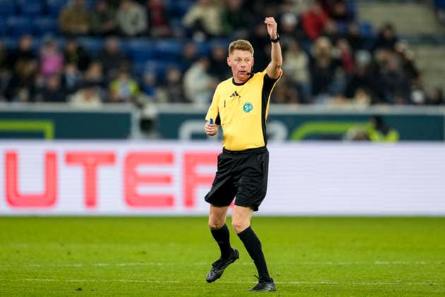 Christian Dingert (Schiedsrichter), gibt Anweisungen, gestikuliert, mit den Armen gestikulieren, Freisteller, Ganzkörper, Einzelbild, Einzelfoto, Aktion, Action, 29.11.2025, Sinsheim (Deutschland), Fussball, Bundesliga, TSG 1899 Hoffenheim - FC Augsburg, DFB DFL REGULATIONS PROHIBIT ANY USE OF PHOTOGRAPHS AS IMAGE SEQUENCES AND OR QUASI-VIDEO.