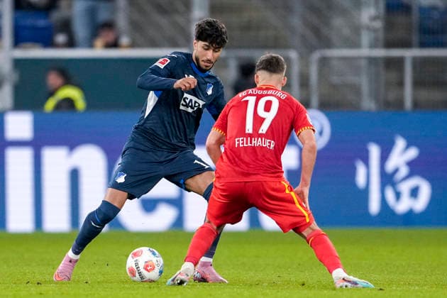 v.li.: Muhammed Damar (Hoffenheim, 10), Robin Fellhauer (FCA, 19), Zweikampf, Spielszene, Duell, duel, tackle, tackling, Dynamik, Action, Aktion, 29.11.2025, Sinsheim (Deutschland), Fussball, Bundesliga, TSG 1899 Hoffenheim - FC Augsburg, DFB DFL REGULATIONS PROHIBIT ANY USE OF PHOTOGRAPHS AS IMAGE SEQUENCES AND OR QUASI-VIDEO.