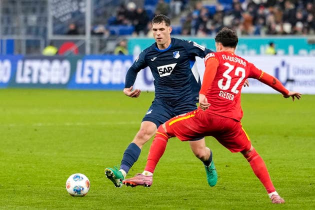 v.li.: Robin Hranac (Hoffenheim, 2), Fabian Rieder (FCA, 32), Zweikampf, Spielszene, Duell, duel, tackle, tackling, Dynamik, Action, Aktion, 29.11.2025, Sinsheim (Deutschland), Fussball, Bundesliga, TSG 1899 Hoffenheim - FC Augsburg, DFB DFL REGULATIONS PROHIBIT ANY USE OF PHOTOGRAPHS AS IMAGE SEQUENCES AND OR QUASI-VIDEO.
