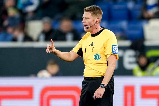 Christian Dingert (Schiedsrichter), gibt Anweisungen, gestikuliert, mit den Armen gestikulieren, Einzelbild, Einzelfoto, Aktion, Action, 29.11.2025, Sinsheim (Deutschland), Fussball, Bundesliga, TSG 1899 Hoffenheim - FC Augsburg, DFB DFL REGULATIONS PROHIBIT ANY USE OF PHOTOGRAPHS AS IMAGE SEQUENCES AND OR QUASI-VIDEO.