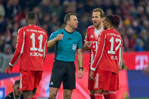 referee Felix Zwayer talks to Harry Kane of FC Bayern München Michael Olise of FC Bayern München Nicolas Jackson of FC Bayern München in the match FC BAYERN MÜNCHEN - FC ST. PAULI 3-1 on November 29, 2025 at Allianz Arena München, Germany. Season 2026 2026, 1.Bundesliga, FCB, matchday 12,