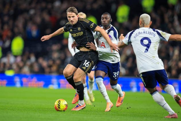 Tottenham Hotspur v Fulham Premier League 29 11 2025. Fulham Midfielder Sander Berge (16) Under Pressure from Tottenham Hotspur Forward Randal Kolo Muani (39) during the Premier League match between Tottenham Hotspur and Fulham at Tottenham Hotspur Stadium, London, United Kingdom on 29 November 2025. Editorial use only DataCo restrictions apply See www.football-dataco.com , Copyright: xChrisxFoxwellx PSI-23308-0076