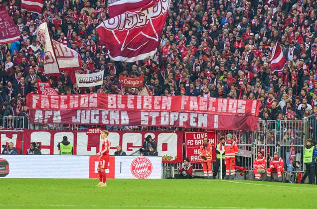 Sport Bilder des Tages FCB fans demonstrate against Faschismus, AFD Jugend in the match FC BAYERN MÜNCHEN - FC ST. PAULI 3-1 on November 29, 2025 at Allianz Arena München, Germany. Season 2026 2026, 1.Bundesliga, FCB, matchday 12,
