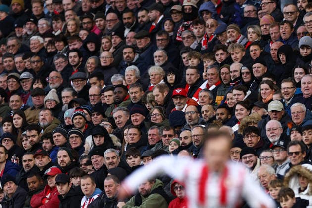 Sport Bilder des Tages Brentford v Burnley 29 November 2025, London - Premier League Football - Brentford v Burnley - Fans watch on - Photo: Jacques Feeney Offside. London UK Copyright: xJacquesxFeeneyx xOffsidexOffside