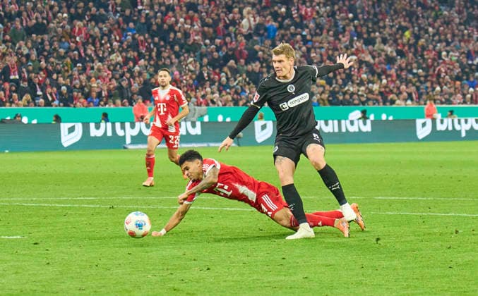 Eric Smith of St.Pauli compete for the ball, tackling, duel, header, zweikampf, action, fight against Luis Fernando Diaz of FC Bayern München in the match FC BAYERN MÜNCHEN - FC ST. PAULI 3-1 on November 29, 2025 at Allianz Arena München, Germany. Season 2026 2026, 1.Bundesliga, FCB, matchday 12,