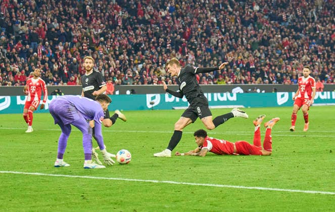 Eric Smith of St.Pauli Nikola Vasilj of St.Pauli compete for the ball, tackling, duel, header, zweikampf, action, fight against Luis Fernando Diaz of FC Bayern München in the match FC BAYERN MÜNCHEN - FC ST. PAULI 3-1 on November 29, 2025 at Allianz Arena München, Germany. Season 2026 2026, 1.Bundesliga, FCB, matchday 12,