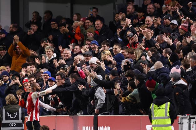Brentford v Burnley 29 November 2025, London - Premier League Football - Brentford v Burnley - Igor Thiago of Brentford celebrates their second goal with the fans - Photo: Jacques Feeney Offside. London UK Copyright: xJacquesxFeeneyx xOffsidexOffside