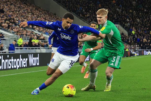 29th November 2025; Hill Dickinson Stadium, Liverpool, England; Premier League Football, Everton versus Newcastle United; Iliman Ndiaye of Everton takes on Lewis Hall of Newcastle United  DavidxBlunsden