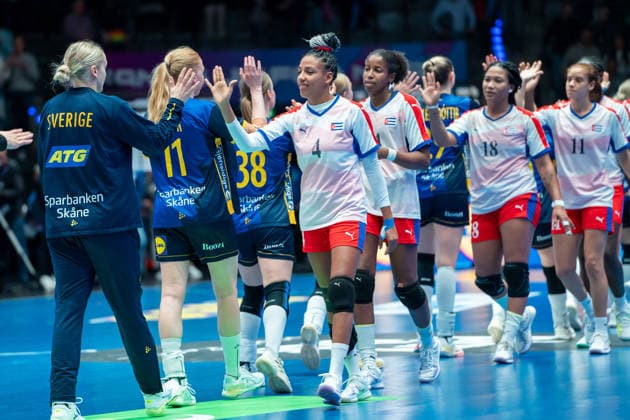 Handball I Frauen I Weltmeisterschaft I Vorrunde I 2. Spieltag I Kuba - Schweden I 29.11.2025 Kuba nach dem Spiel,, Liliamnis Rosabal Salazar (4, Kuba) Stuttgart Porsche Arena Baden-Württemberg Deutschland Copyright: xLobeca MaxxPetershansx