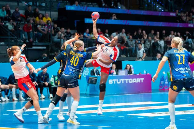Handball I Frauen I Weltmeisterschaft I Vorrunde I 2. Spieltag I Kuba - Schweden I 29.11.2025 Jennifer Amanda Toledo Abreu (34, Kuba) im Wurf Stuttgart Porsche Arena Baden-Württemberg Deutschland Copyright: xLobeca MaxxPetershansx