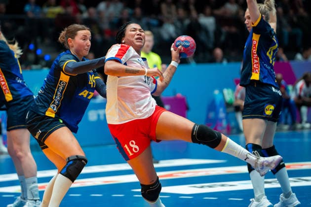 Handball I Frauen I Weltmeisterschaft I Vorrunde I 2. Spieltag I Kuba - Schweden I 29.11.2025 Lorena Aide Tellez Delgado (18, Kuba) im Wurf, links Olivia Löfqvist (49, Schweden) Stuttgart Porsche Arena Baden-Württemberg Deutschland Copyright: xLobeca MaxxPetershansx