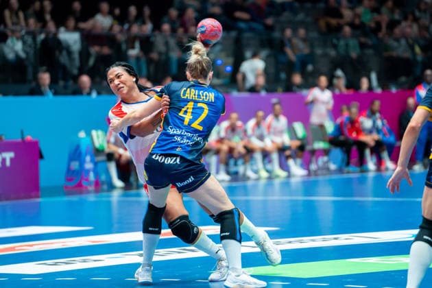 Handball I Frauen I Weltmeisterschaft I Vorrunde I 2. Spieltag I Kuba - Schweden I 29.11.2025 Lorena Aide Tellez Delgado (18, Kuba) mit Ball verteidigt von Jenny Helen Carlson (42, Schweden) Stuttgart Porsche Arena Baden-Württemberg Deutschland Copyright: xLobeca MaxxPetershansx