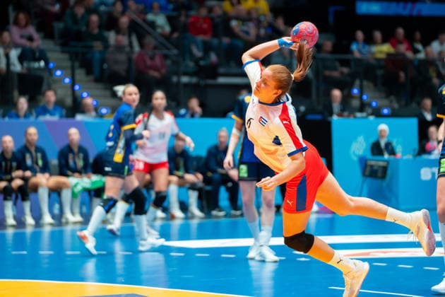 Handball I Frauen I Weltmeisterschaft I Vorrunde I 2. Spieltag I Kuba - Schweden I 29.11.2025 Dianny Regla Gonzalez Romero (6, Kuba) im Wurf Stuttgart Porsche Arena Baden-Württemberg Deutschland Copyright: xLobeca MaxxPetershansx