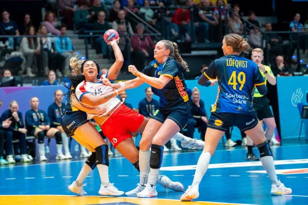 Handball I Frauen I Weltmeisterschaft I Vorrunde I 2. Spieltag I Kuba - Schweden I 29.11.2025 Lorena Aide Tellez Delgado (18, Kuba) im Wurf, rechts daneben Kristin Thorlacius Thorleifsdottir (29, Schweden) und Olivia Löfqvist (49, Schweden) Stuttgart Porsche Arena Baden-Württemberg Deutschland Copyright: xLobeca MaxxPetershansx