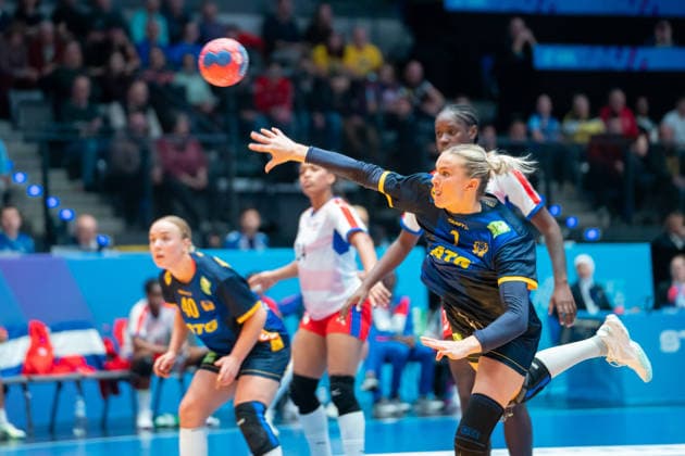 Handball I Frauen I Weltmeisterschaft I Vorrunde I 2. Spieltag I Kuba - Schweden I 29.11.2025 Clara Hanna Lerby (2, Schweden) im Wurf Stuttgart Porsche Arena Baden-Württemberg Deutschland Copyright: xLobeca MaxxPetershansx