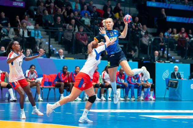 Handball I Frauen I Weltmeisterschaft I Vorrunde I 2. Spieltag I Kuba - Schweden I 29.11.2025 Thea Kylberg (27, Schweden) im Wurf Stuttgart Porsche Arena Baden-Württemberg Deutschland Copyright: xLobeca MaxxPetershansx