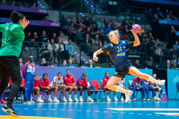 Handball I Frauen I Weltmeisterschaft I Vorrunde I 2. Spieltag I Kuba - Schweden I 29.11.2025 Nathalie Mari Hagman (24, Schweden) im Wurf gegen Niurkis Mora Arias (1, Kuba) Stuttgart Porsche Arena Baden-Württemberg Deutschland Copyright: xLobeca MaxxPetershansx