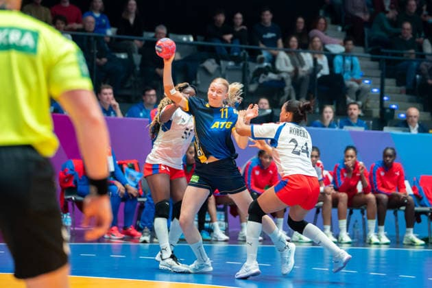 Handball I Frauen I Weltmeisterschaft I Vorrunde I 2. Spieltag I Kuba - Schweden I 29.11.2025 Tyra Axner (11, Schweden) im Wurf verteidigt von Yarumy Cespedes Chirino (55, Kuba) und Schakira Robert Reinoso (24, Kuba) Stuttgart Porsche Arena Baden-Württemberg Deutschland Copyright: xLobeca MaxxPetershansx