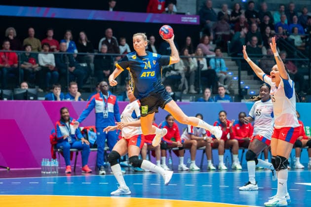 Handball I Frauen I Weltmeisterschaft I Vorrunde I 2. Spieltag I Kuba - Schweden I 29.11.2025 Nathalie Mari Hagman (24, Schweden) im Wurf Stuttgart Porsche Arena Baden-Württemberg Deutschland Copyright: xLobeca MaxxPetershansx