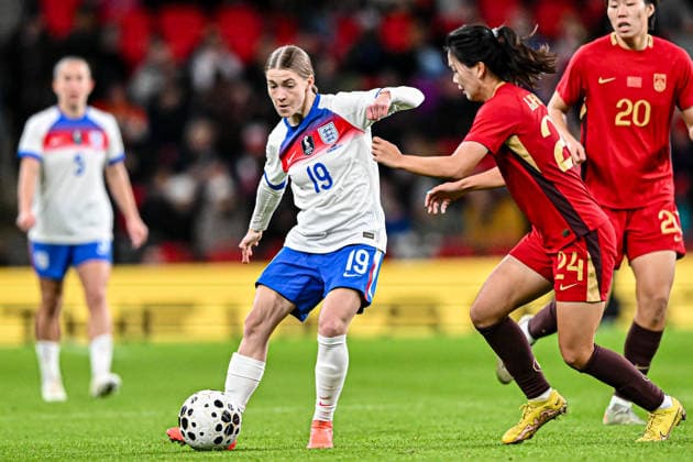 England v China PR - Women s International Friendly, Länderspiel, Nationalmannschaft Jess Park, 19, from England, challenges Aifang Wang, 24, from China, during the International Friendly match between England Women and China at Wembley Stadium in London, England, on November 29, 2025. London Greater London United Kingdom  Copyright: xMIxNewsx originalFilename:fletcher-englandw251129_npquT.jpg