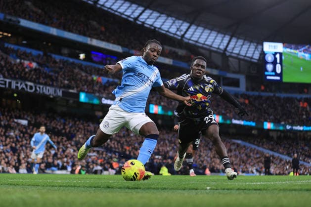 Football - Premier League - Manchester United, ManU v Leeds United 29th November 2025 - Premier League - Manchester City v Leeds United - Jeremy Doku of Manchester City battles with Wilfried Gnonto of Leeds United - Photo: Simon Stacpoole Offside. Manchester UK Copyright: xSimonxStacpoolexOffside