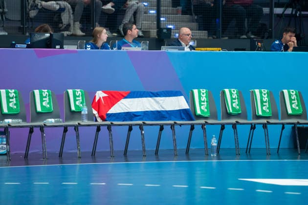 Handball I Frauen I Weltmeisterschaft I Vorrunde I 2. Spieltag I Kuba - Schweden I 29.11.2025 Symbolbild Kuba - Kubanische Flagge auf der Auswechselbank Stuttgart Porsche Arena Baden-Württemberg Deutschland Copyright: xLobeca MaxxPetershansx