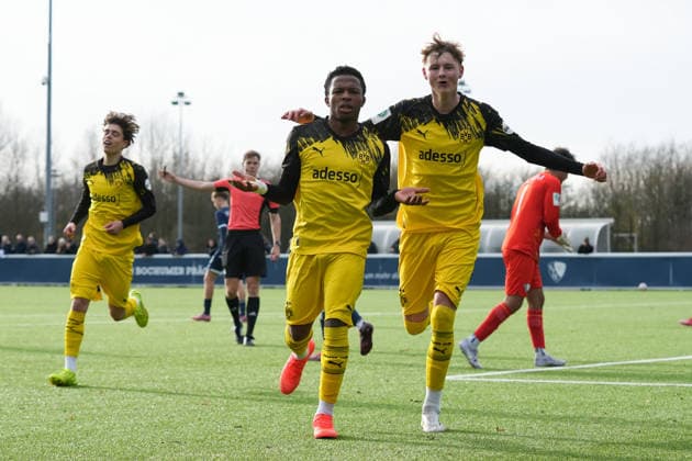 Samstag, 29.11.2025 Saison 2025 2026 14. Spieltag U17, U 17 DFB-Nachwuchsliga im TALENTWERK-Zentrum, Bochum, Germany. VfL Bochum U17 - BV Borussia Dortmund U17. Torjubel nach dem 1:0 durchn Desmond Ogochuku Ndlovu (BVB). Mats Brauckmann (BVB)