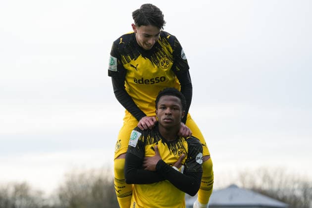 Samstag, 29.11.2025 Saison 2025 2026 14. Spieltag U17, U 17 DFB-Nachwuchsliga im TALENTWERK-Zentrum, Bochum, Germany. VfL Bochum U17 - BV Borussia Dortmund U17. Torjubel nach dem 2:1 durch Desmond Ogochuku Ndlovu (BVB). Emre Kirar (BVB)