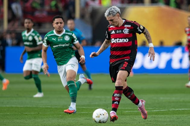 LIMA, PERU - NOVEMBER 29: Guillermo Varela of Flamengo (L) passes the ball under pressure from Vitor Roque of Palmeiras (R) during the Copa CONMEBOL Libertadores Final between Palmeiras and Flamengo at Monumental U Stadium, Lima, Peru.(Riquelve Nata Sports Press Photo) Copyright: xRiquelvexNata SPPx Sportspressphoto_SPR67467